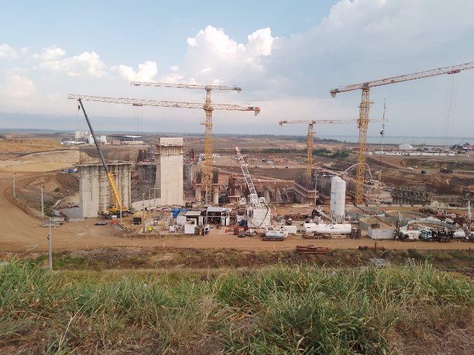 Obra de ingeniería civil con grúas