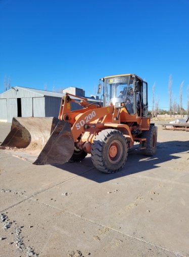 Cargadora frontal en el sector de planta