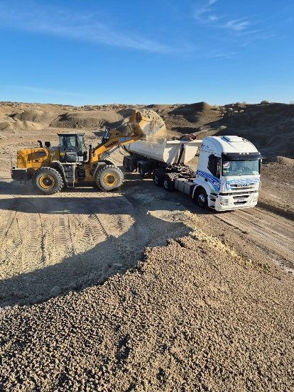 Carga de camiones de transporte en el yacimiento