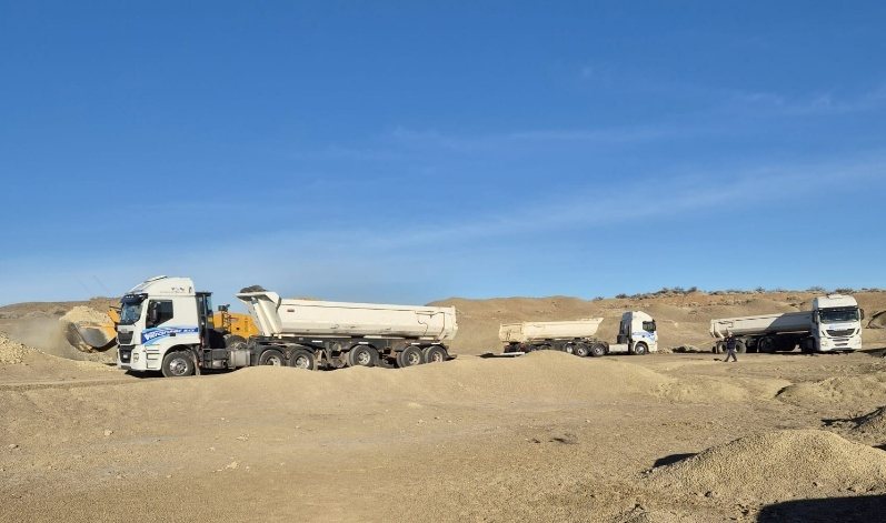 Camiones de transporte de mineral en el yacimiento