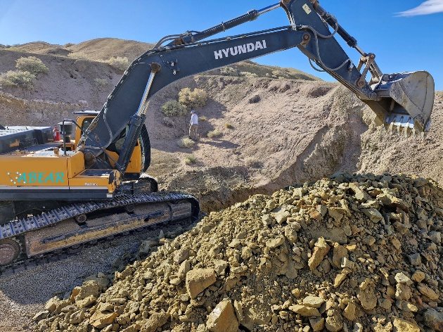 Excavadora cargando mineral en el frente de explotación