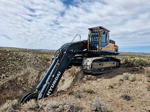 Excavadora trabajando en un yacimiento de minerales industriales
